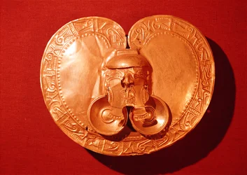 Pektorał z ludzką twarzą, z Campohermosa, Tolima, wczesna stylistyka Calima, VI-V wpne (złoto)